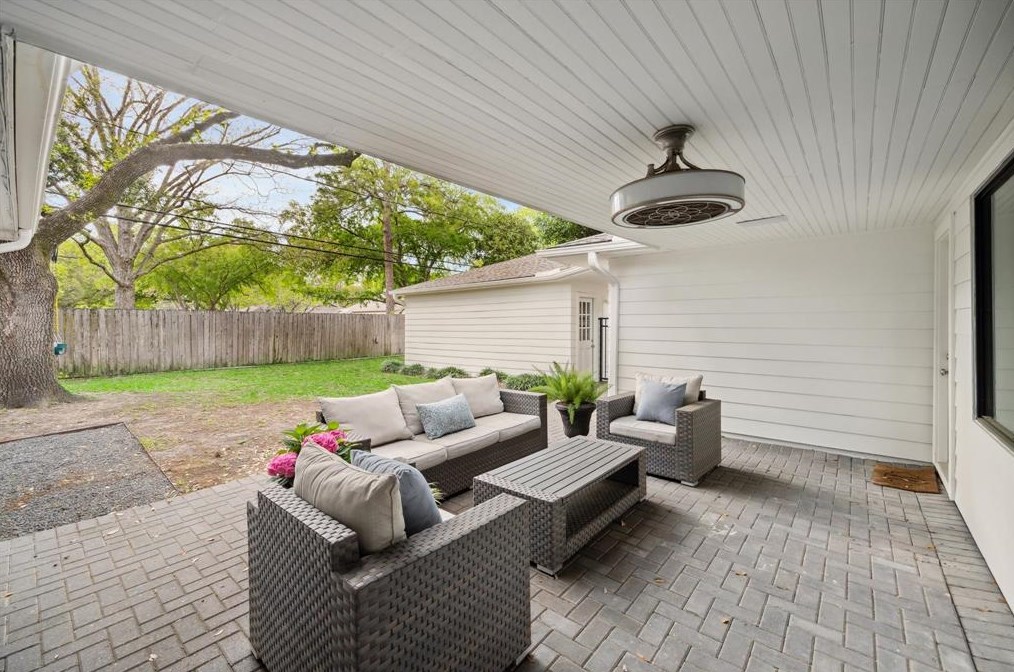 802 Walnut Bnd, Houston TX  77042-3013 exterior