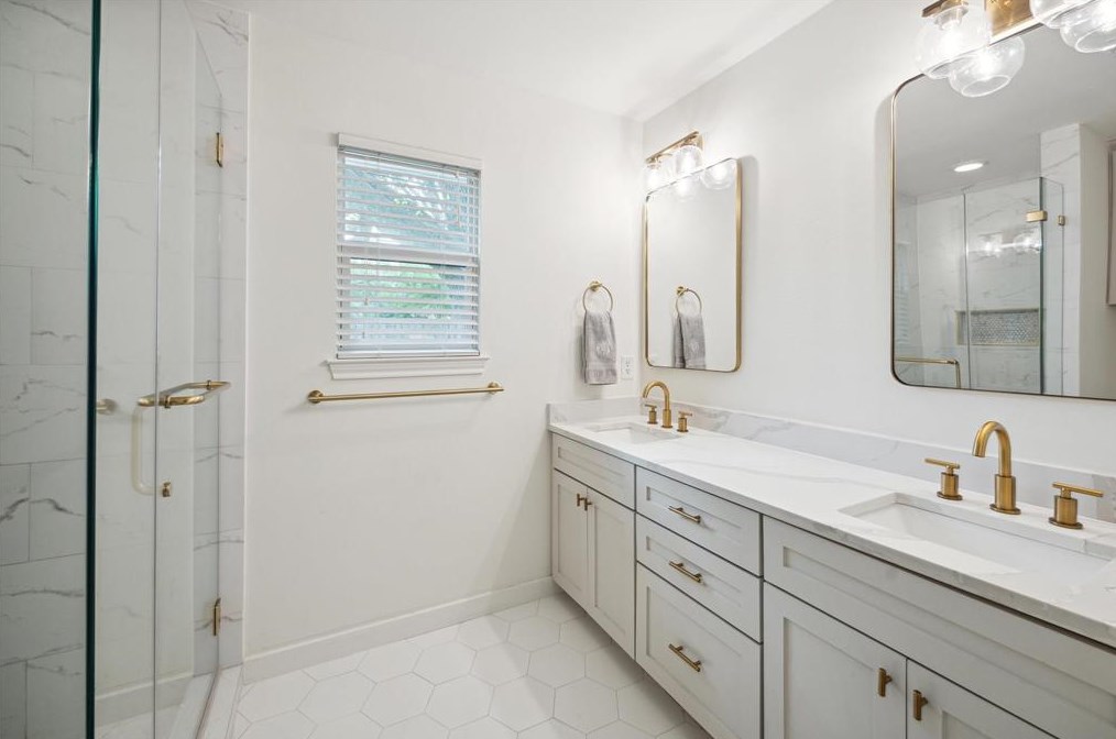 802 Walnut Bnd, Houston TX  77042-3013 exterior