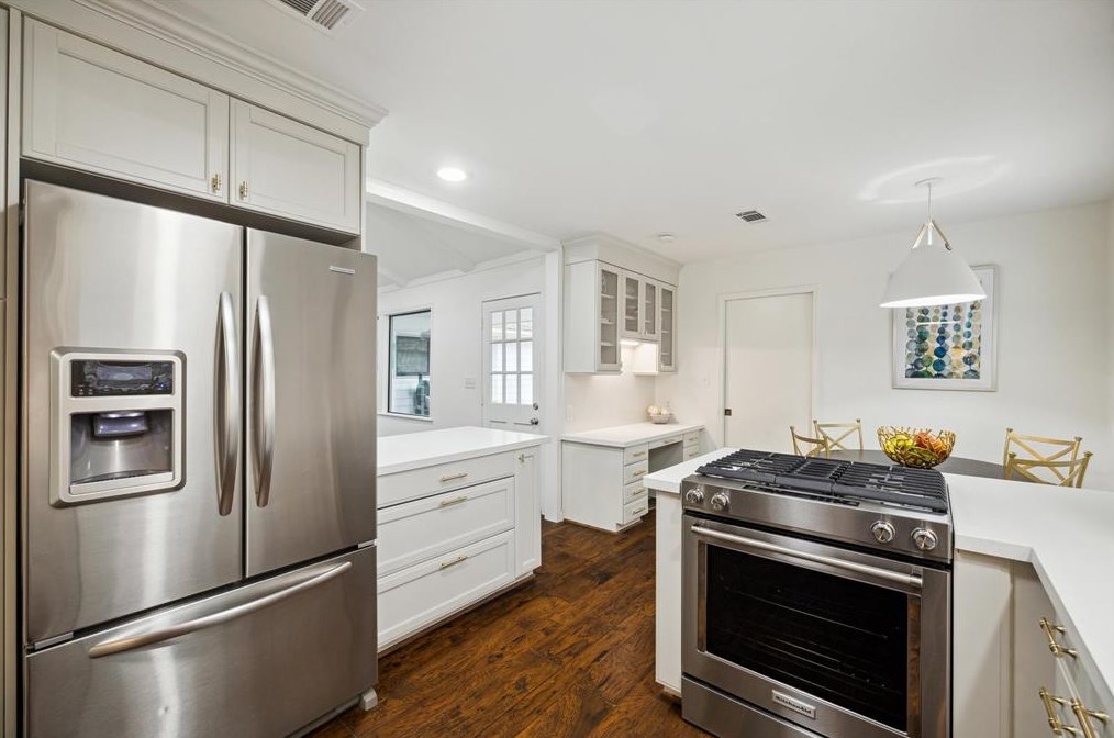 802 Walnut Bnd, Houston TX  77042-3013 exterior