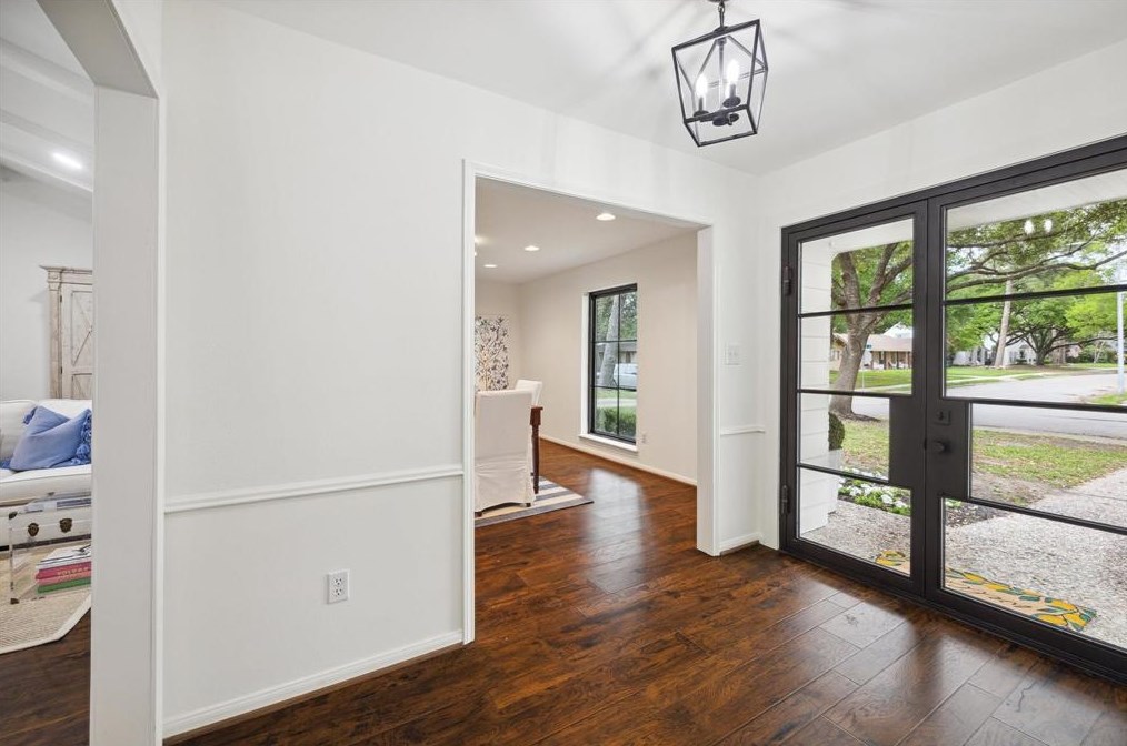 802 Walnut Bend Ln, Houston TX  77042-1425 exterior
