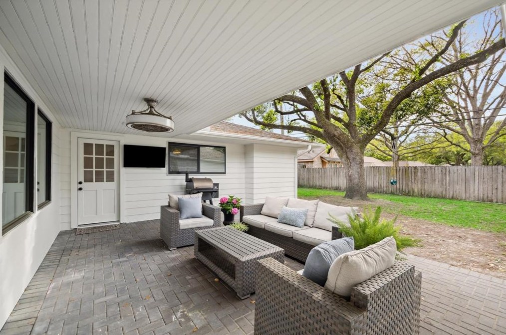 802 Walnut Bnd, Houston TX  77042-3013 exterior