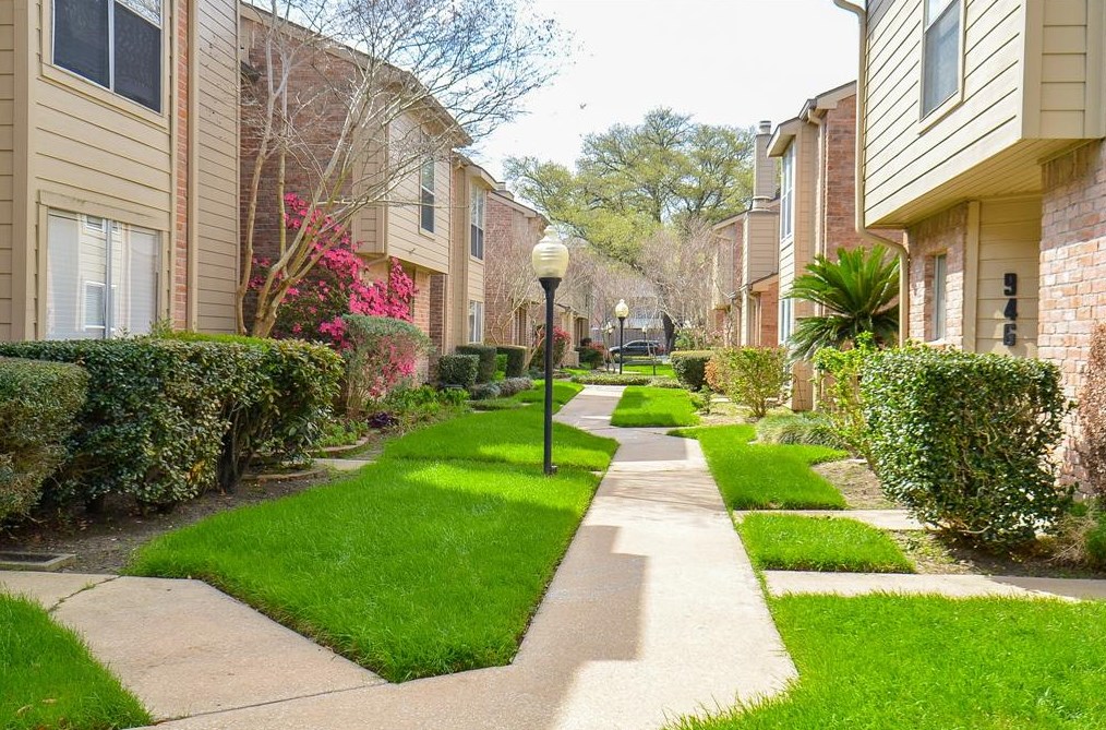 922 Memorial Village Dr, Houston, TX 77024