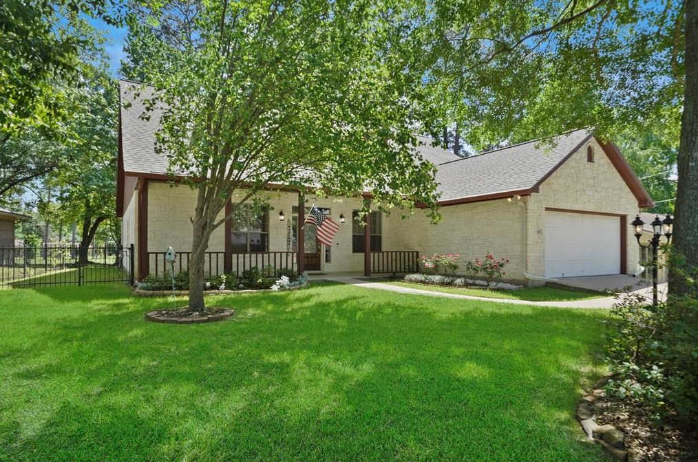 88 Hiwon Dr, Conroe, TX 77304-1123
