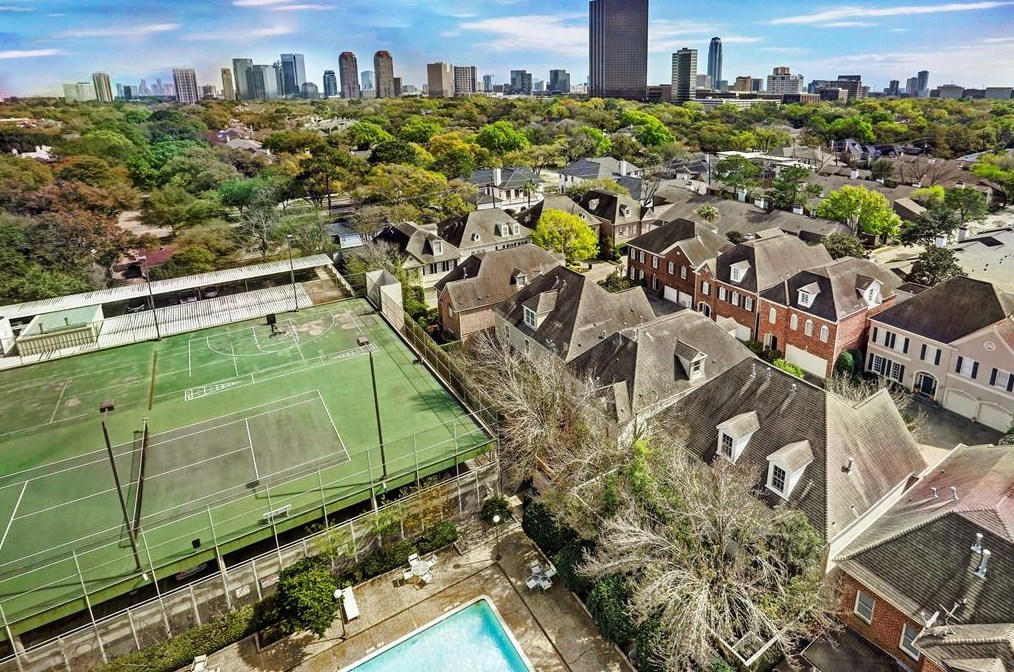 1111 Bering Dr, Houston TX  77057-2339 exterior