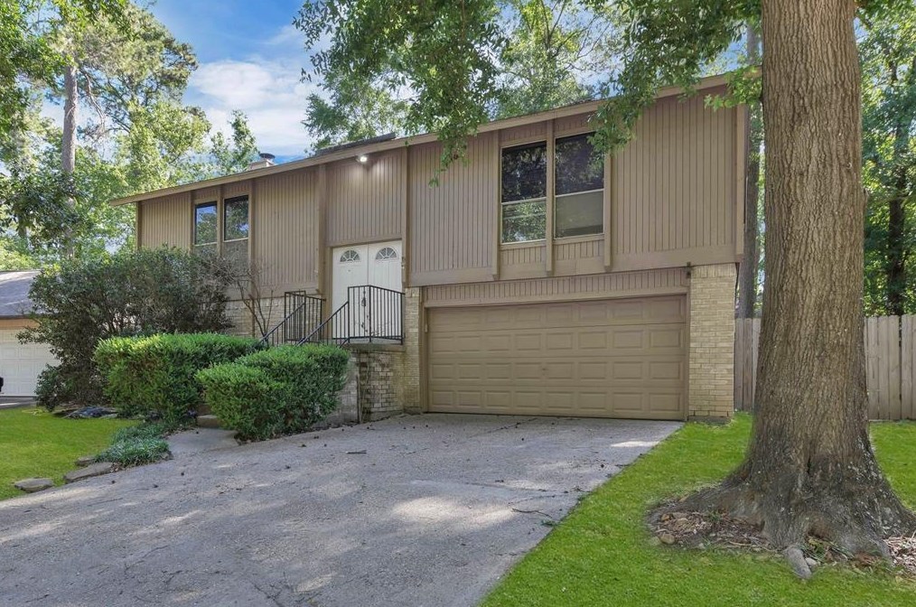 3115 Village Woods Dr, Humble, TX 77339-1918