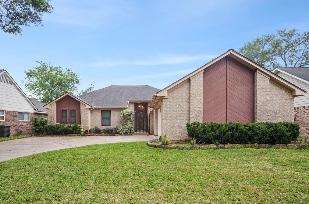701 Yorkshire Ct, Deer Park, TX 77536-8120