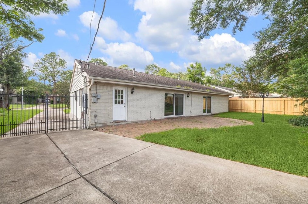 5923 Mcknight, Houston TX  77035-2325 exterior