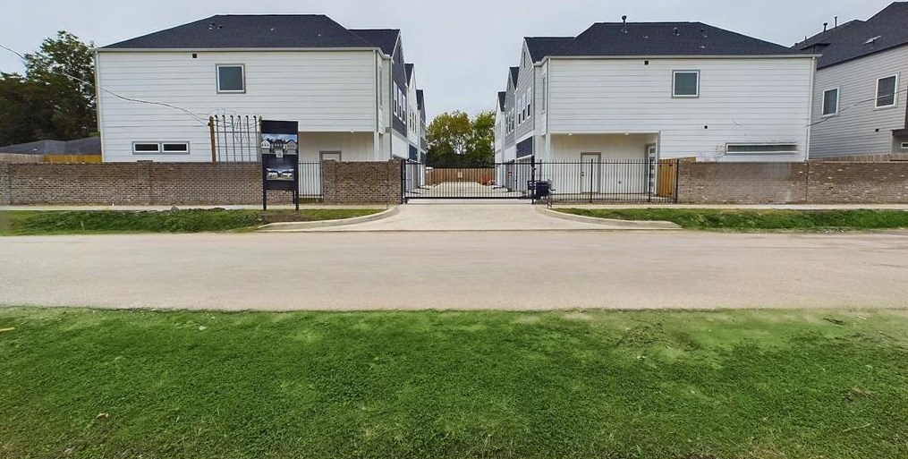 412 Neyland St, Houston, TX 77022-4664