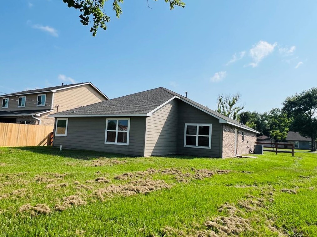 6106 Stoney Brook Dr, Angleton, TX 77515