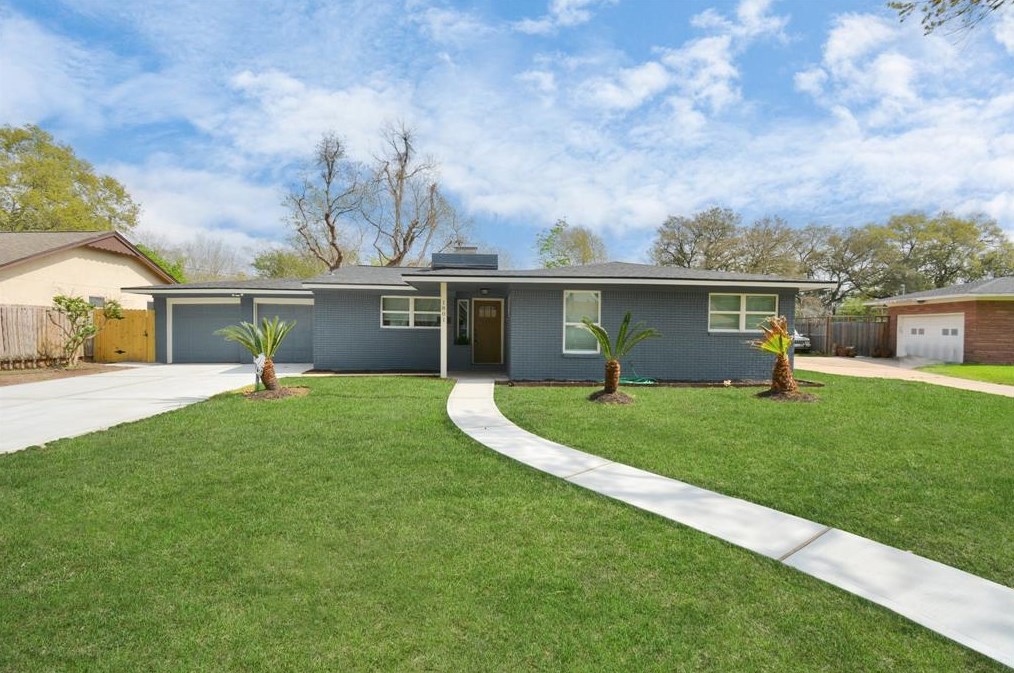 1801 Oaks Dr, Pasadena TX  77502-1813 exterior