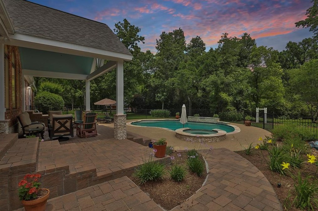 10050 Pine Springs Dr, Conroe, TX 77304-4059