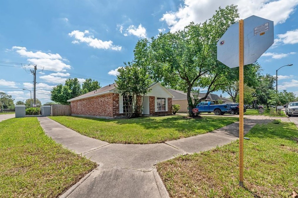9403 Bollingbrook Dr, Houston, TX 77083