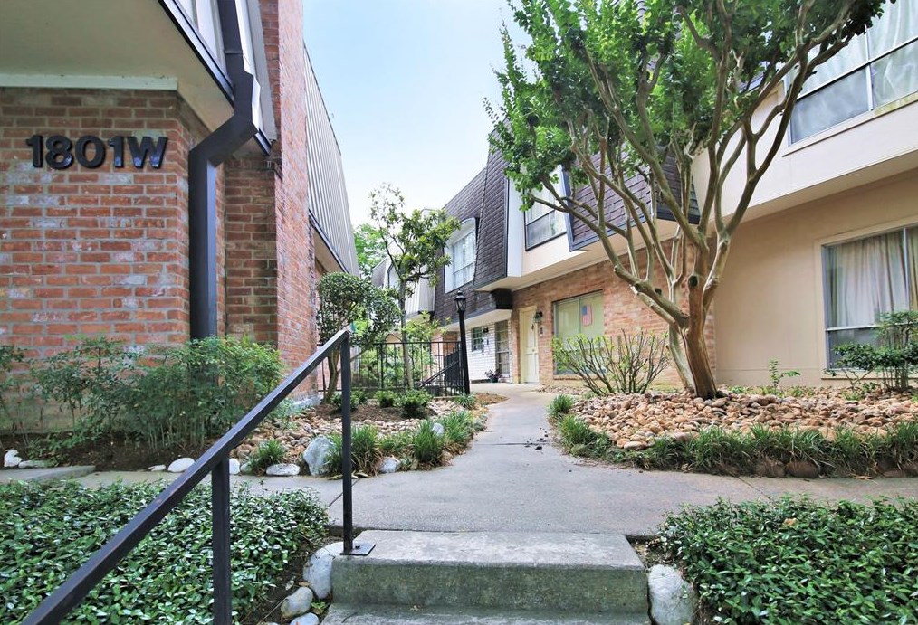 1801 Stoney Brook Dr, Houston, TX 77063-1843