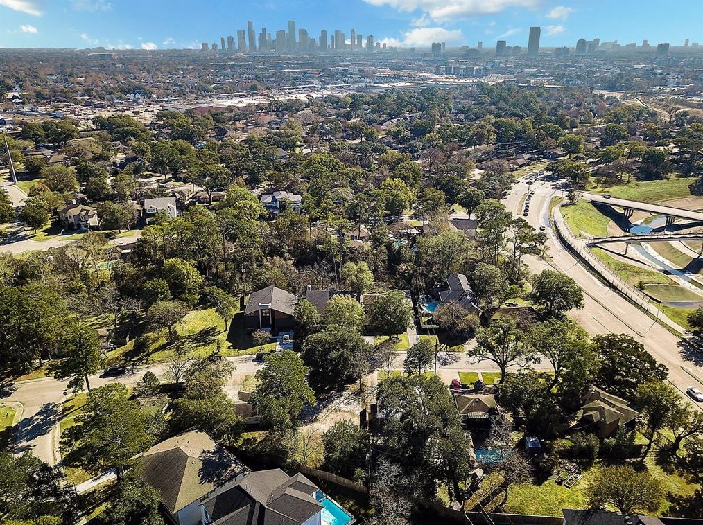 1115 Timbergrove Ln, Houston TX  77008-6361 exterior