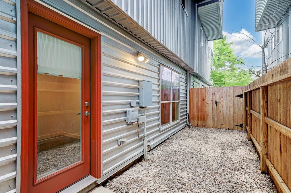 2976 Commerce St, Houston TX  77003-1634 exterior
