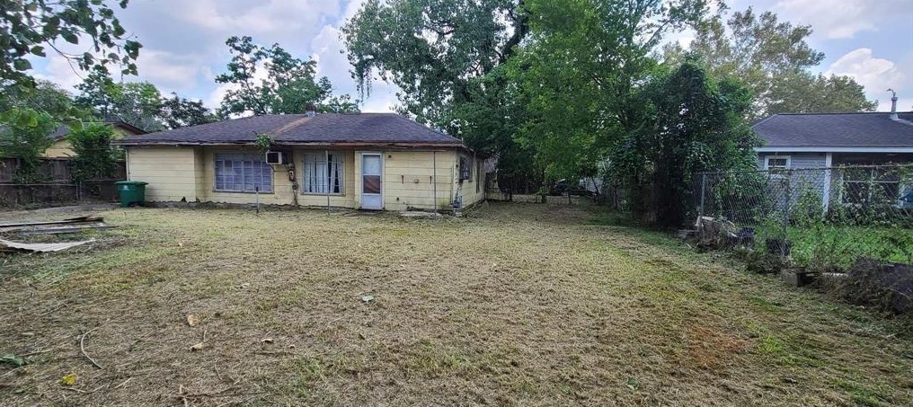 8800 Tewantin Dr, Houston, TX 77061-5020