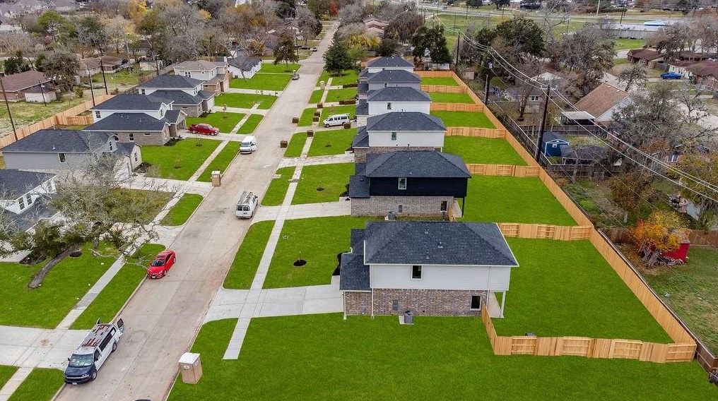 411 Magnolia Ln, Richwood, TX 77566