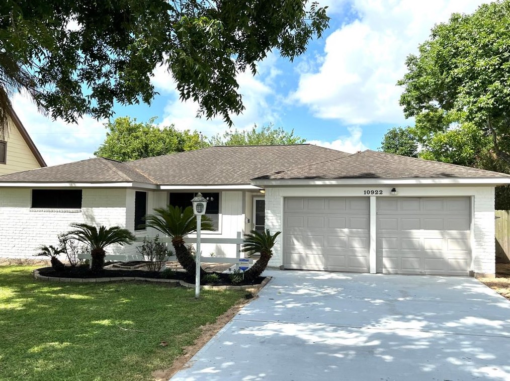 10922 Sagewind Dr, Houston, TX 77089-3823
