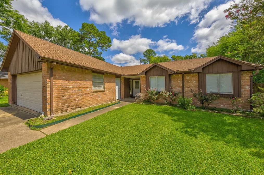 2802 Heritage Bend Dr, Houston, TX 77598