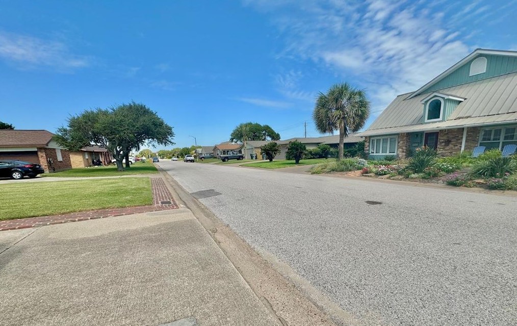 3511 Dominique Dr, Galveston TX 77551-1610 exterior