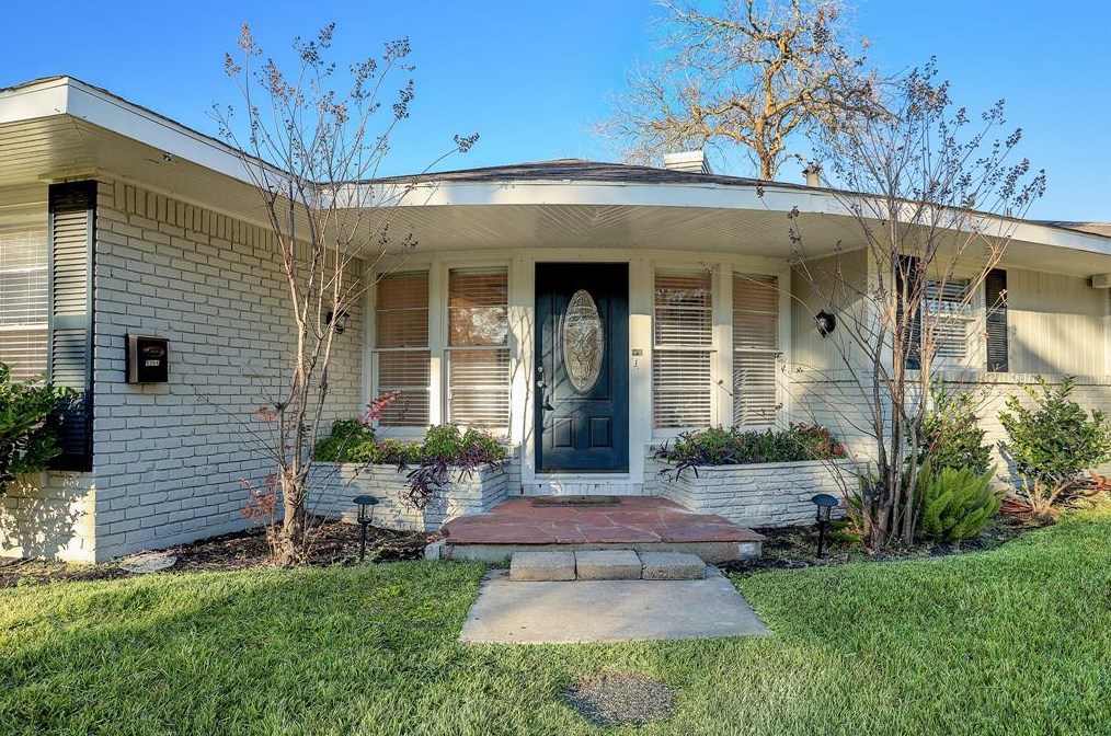 5204 Longmont Dr, Houston, TX 77056