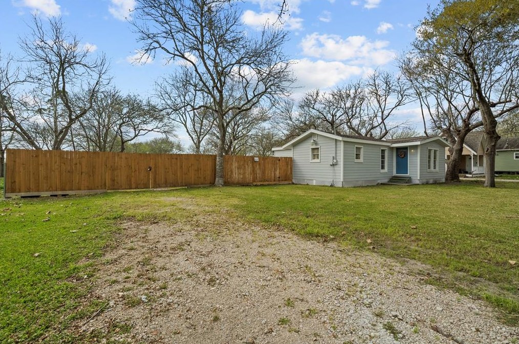 1503 Main St, La Marque, TX 77568