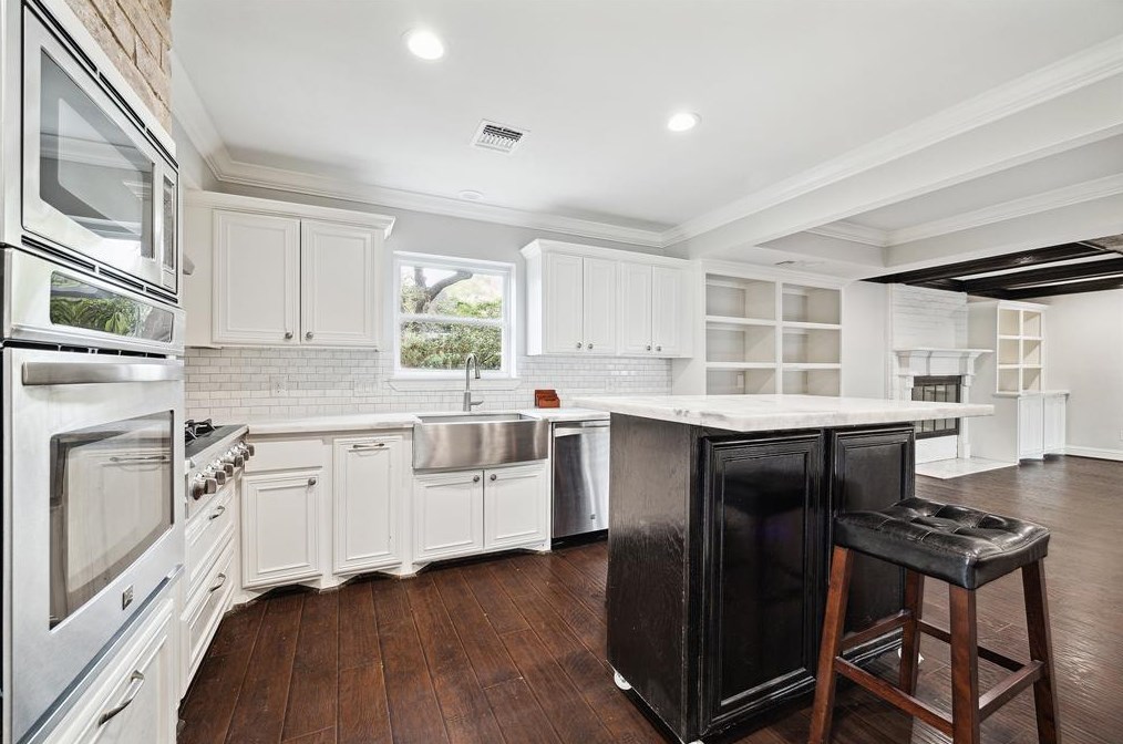 10811 Cranbrook Rd, Houston TX  77042-1323 exterior
