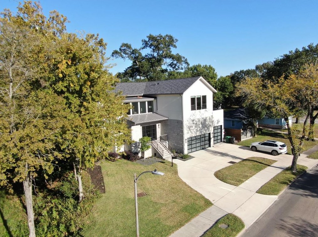 922 T C Jester Blvd, Houston TX  77008-6357 exterior