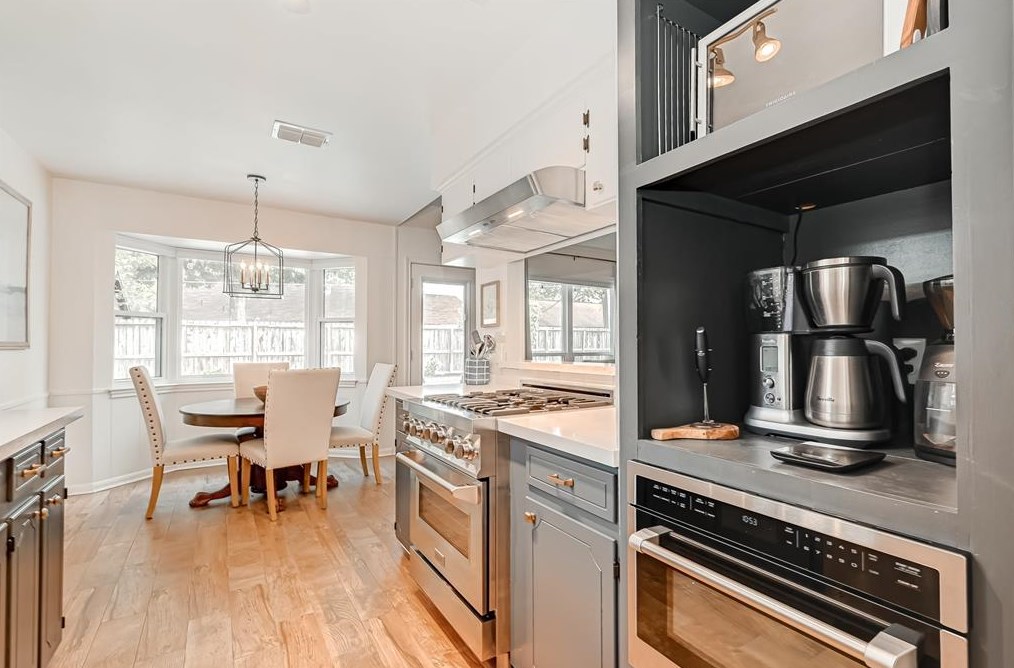 5718 Weeping Willow, Houston TX  77092-3339 exterior