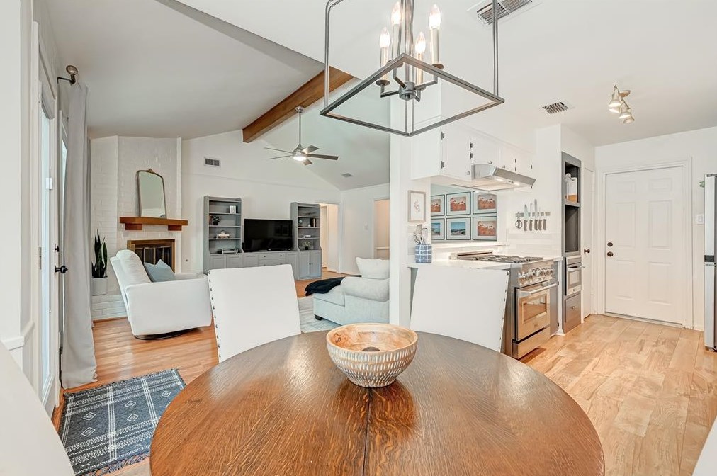 5718 Weeping Willow, Houston TX  77092-3339 exterior