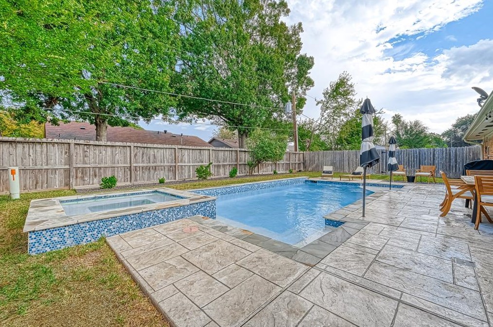 5718 Weeping Willow, Houston TX  77092-3339 exterior