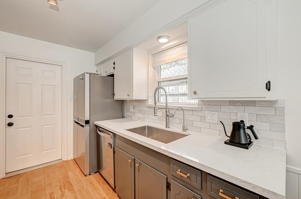 5718 Weeping Willow, Houston TX  77092-3339 exterior