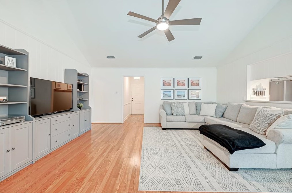 5718 Weeping Willow, Houston TX  77092-3339 exterior