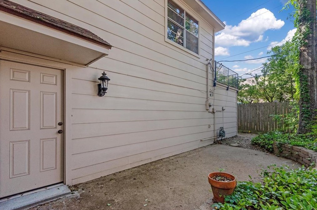 5514 Spanish Oak Dr, Houston TX  77066-2442 exterior