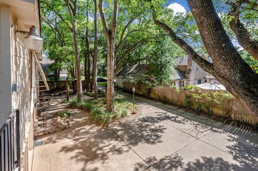 5514 Spanish Oak Dr, Houston TX  77066-2442 exterior