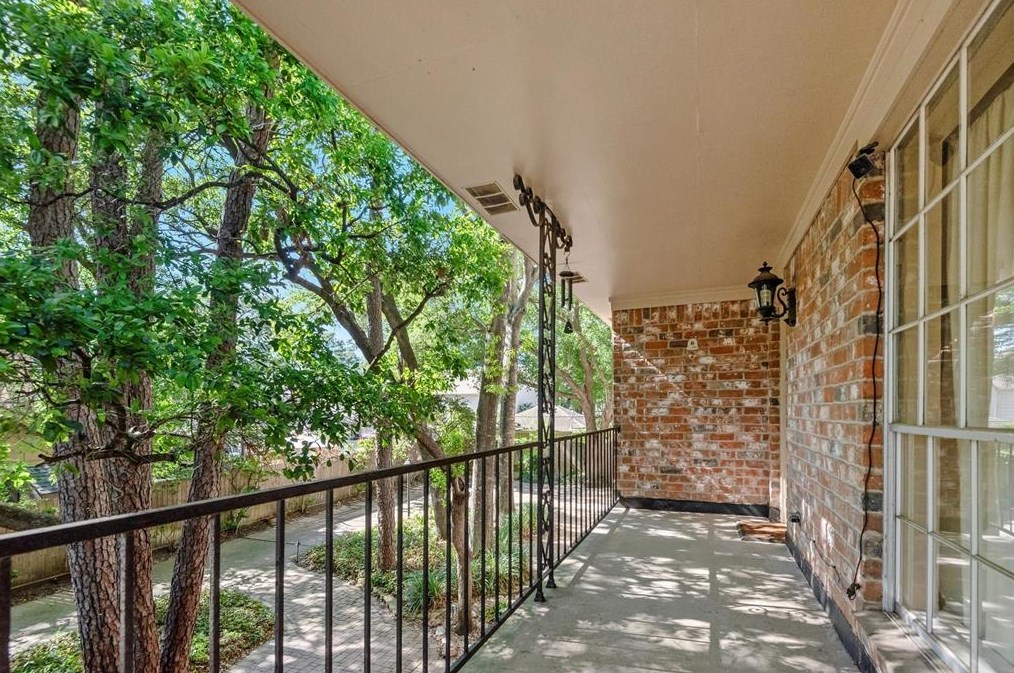 5514 Spanish Oak Dr, Houston TX  77066-2442 exterior