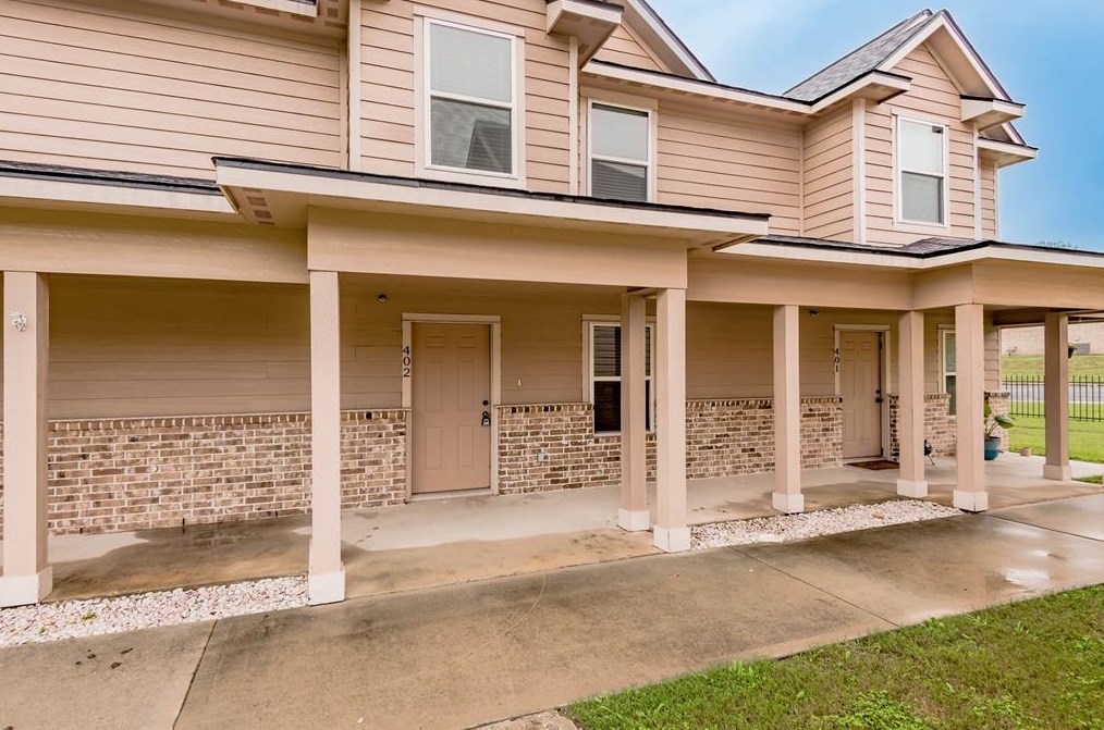 2002 20th St #402, Huntsville, TX 77340