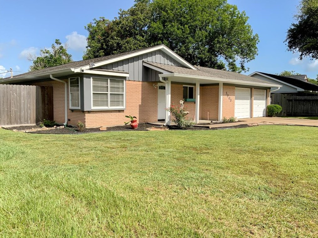 1008 Vine Dr, Angleton, TX 77515