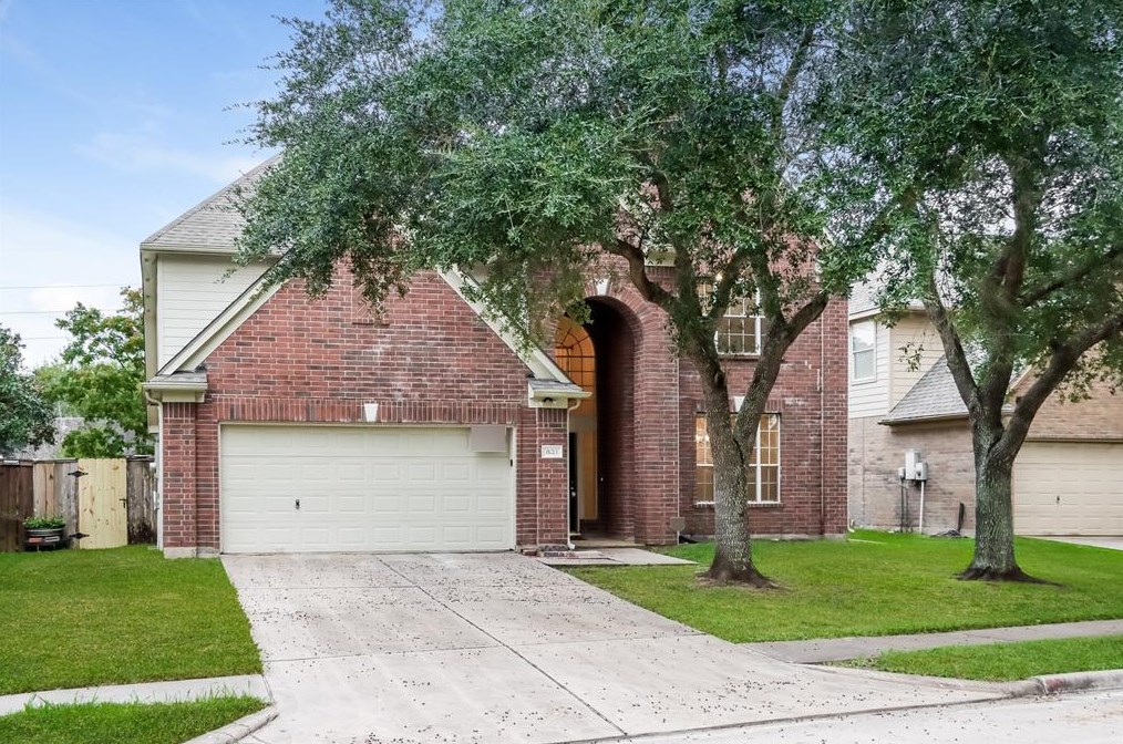 831 Deer Hollow Dr, Sugar Land, TX 77479