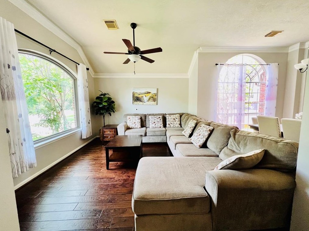 814 Knoll Forest Dr, Sugar Land, TX 77479