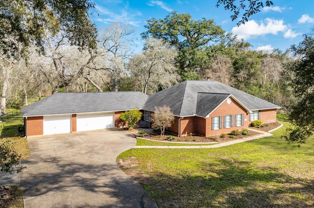126 Sleepy Hollow Dr, Richwood, TX 77566-3155