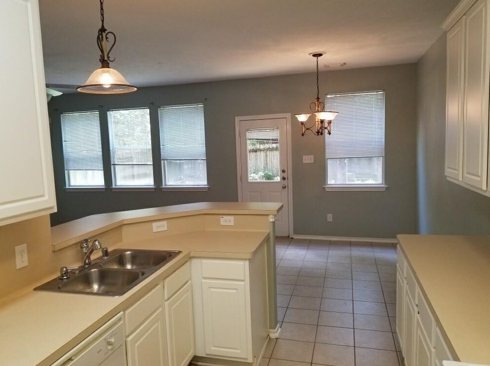 98 E Stedhill Loop, Conroe, TX 77384