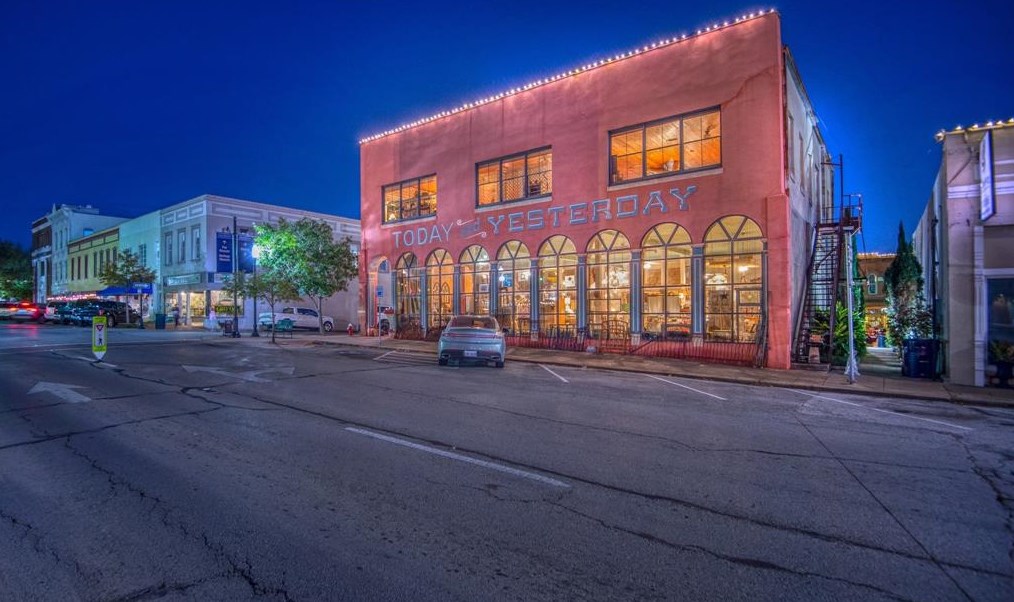101 Alamo St, Brenham, TX 77833-3708
