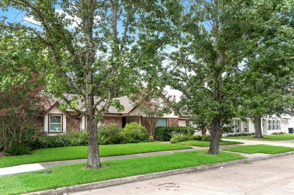 5867 Braesheather Dr, Houston, TX 77096-3933