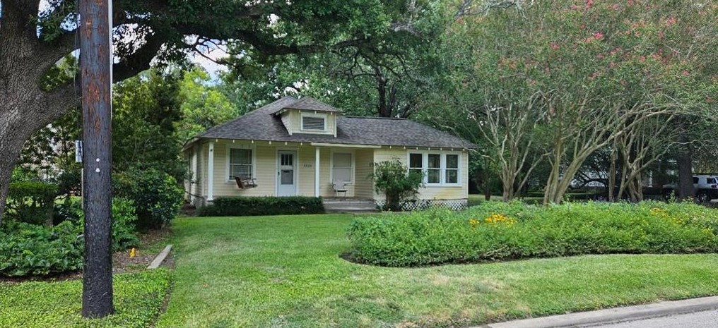 4528 Magnolia St, Bellaire, TX 77401