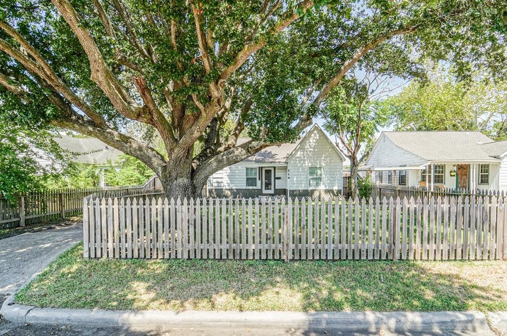 516 Scott St, Baytown, TX 77520