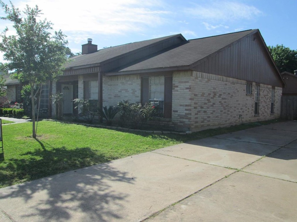 19311 Hollowlog Dr, Katy TX  77449-3939 exterior