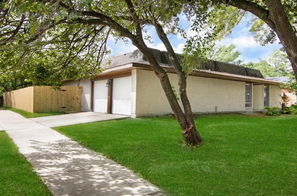 866 Voyager Dr, Houston, TX 77062