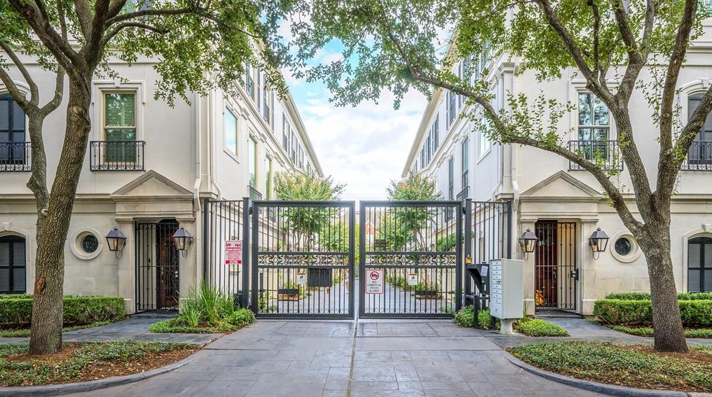 194 Oak Place Dr, Houston, TX 77006-1788