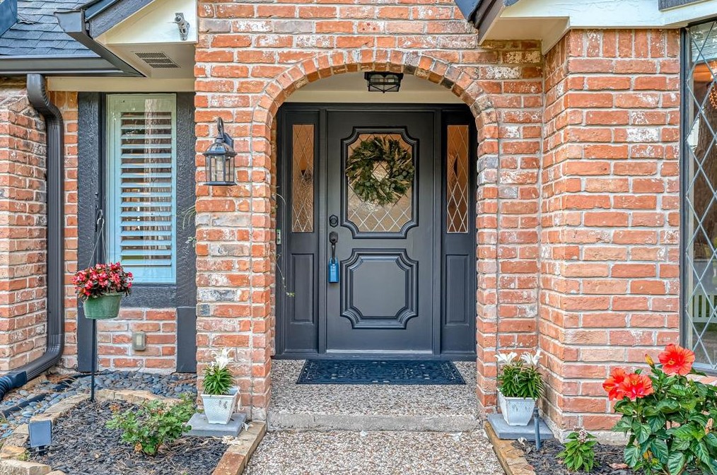 5614 Spanish Oak Dr, Houston TX  77066-2442 exterior